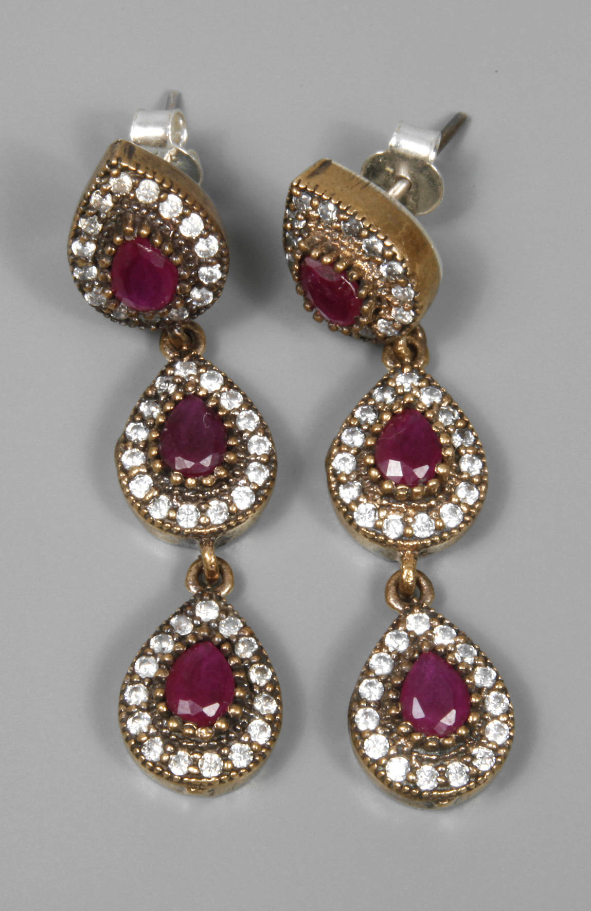 Paar Ohrhänger mit Rubinen