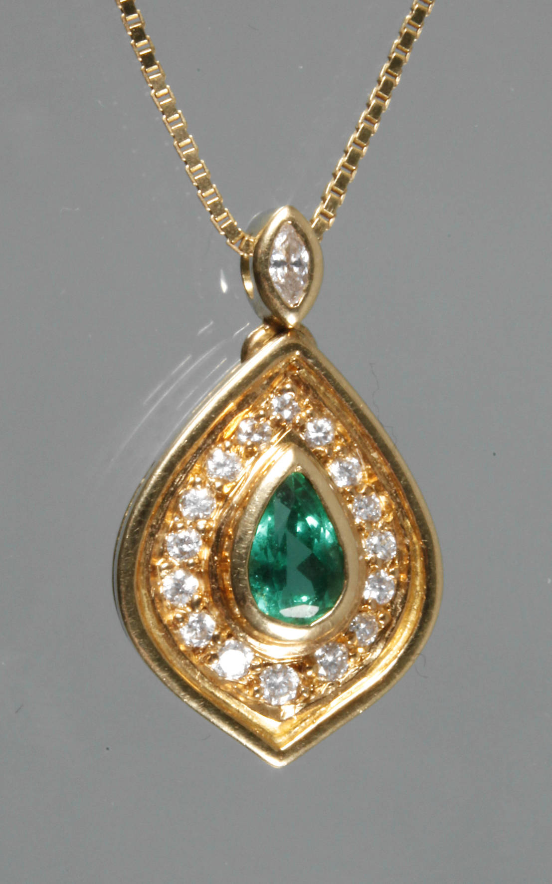 Anhänger mit Smaragd und Brillanten an Kette