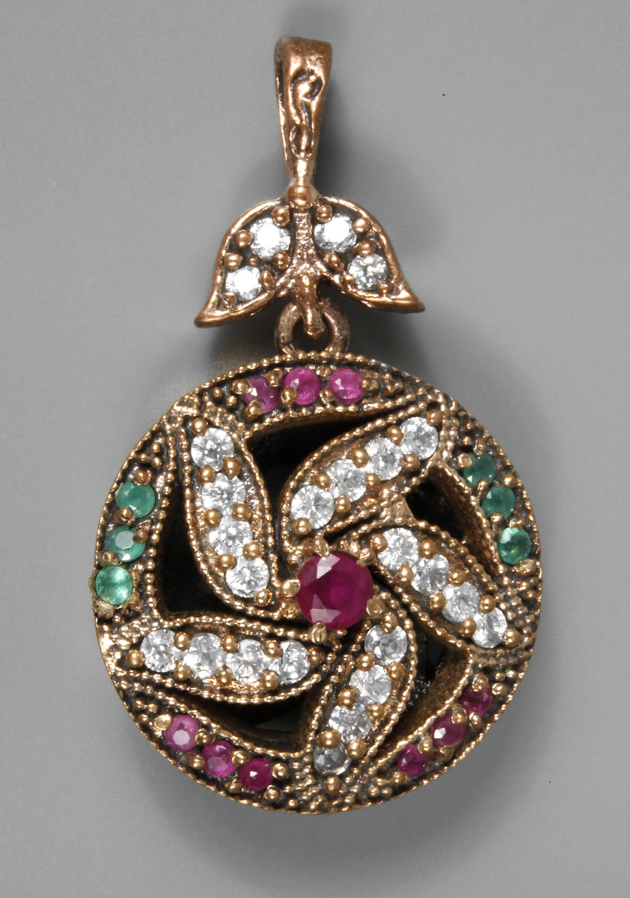 Anhänger mit Rubinen und Smaragden