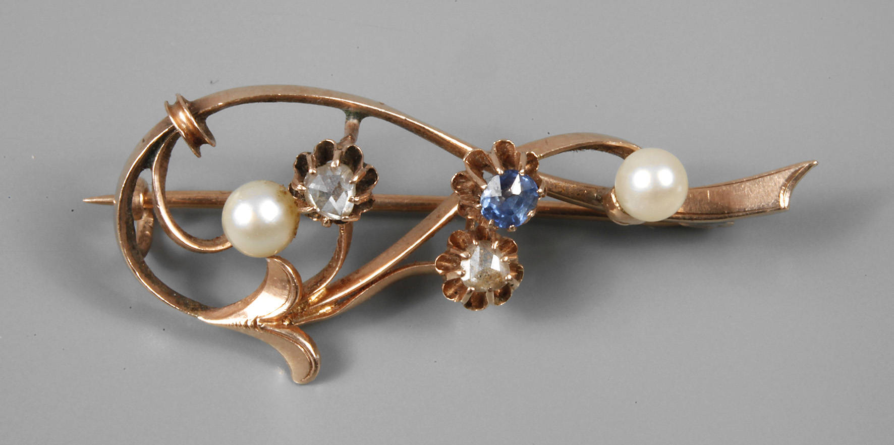 Brosche mit Perlen, Saphir und Diamantrosen
