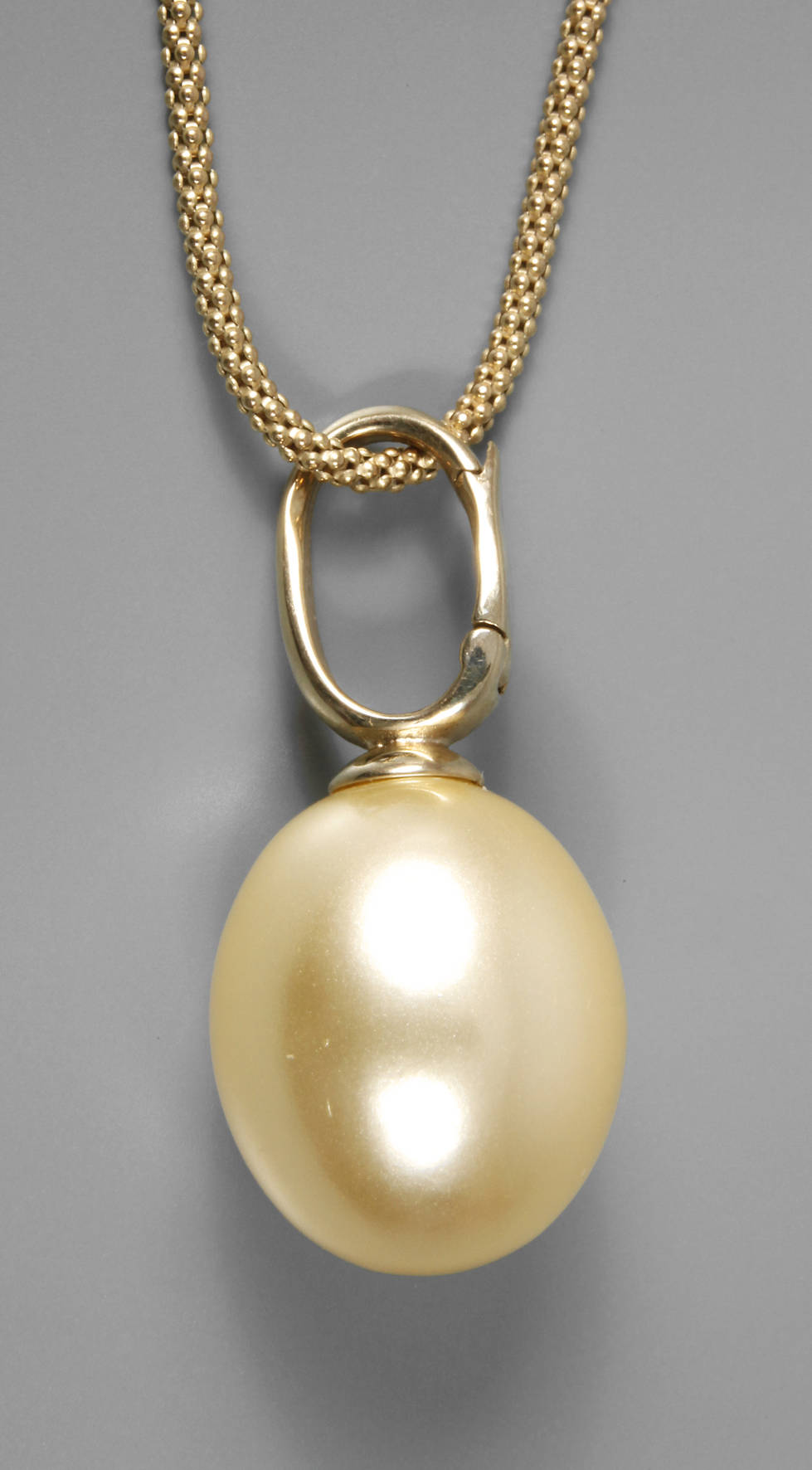 Anhänger mit großer Perle an Kette