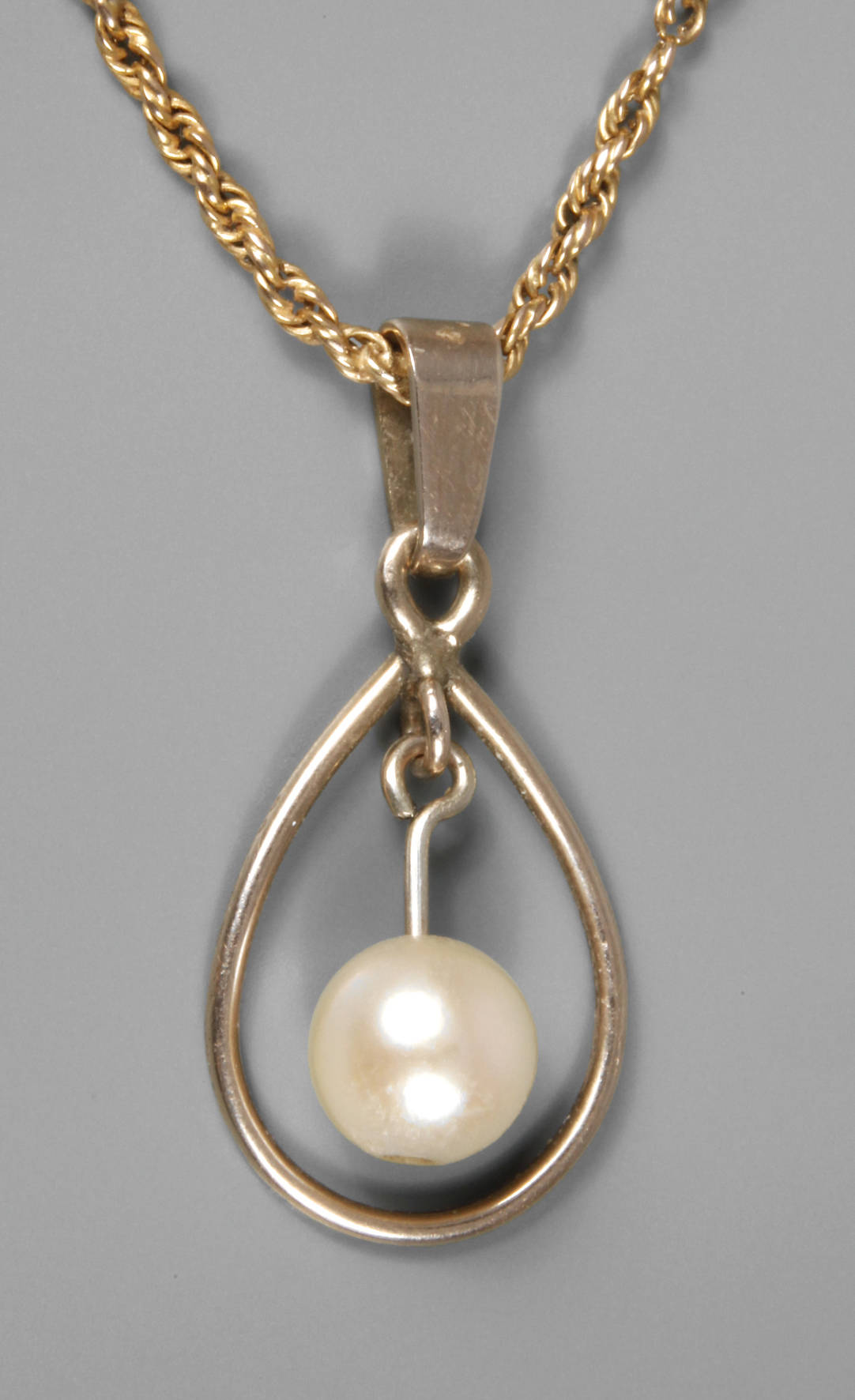 Anhänger mit Perle an Kette