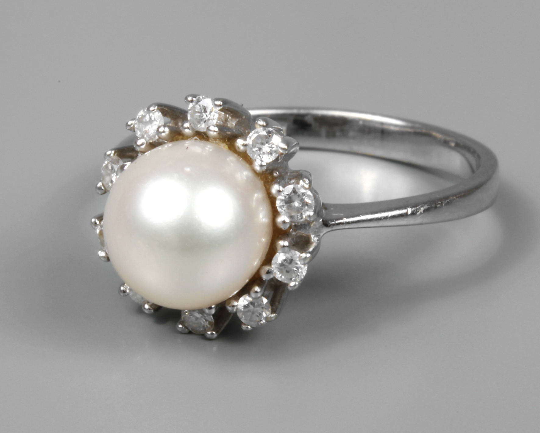 Damenring mit Perle und Brillanten