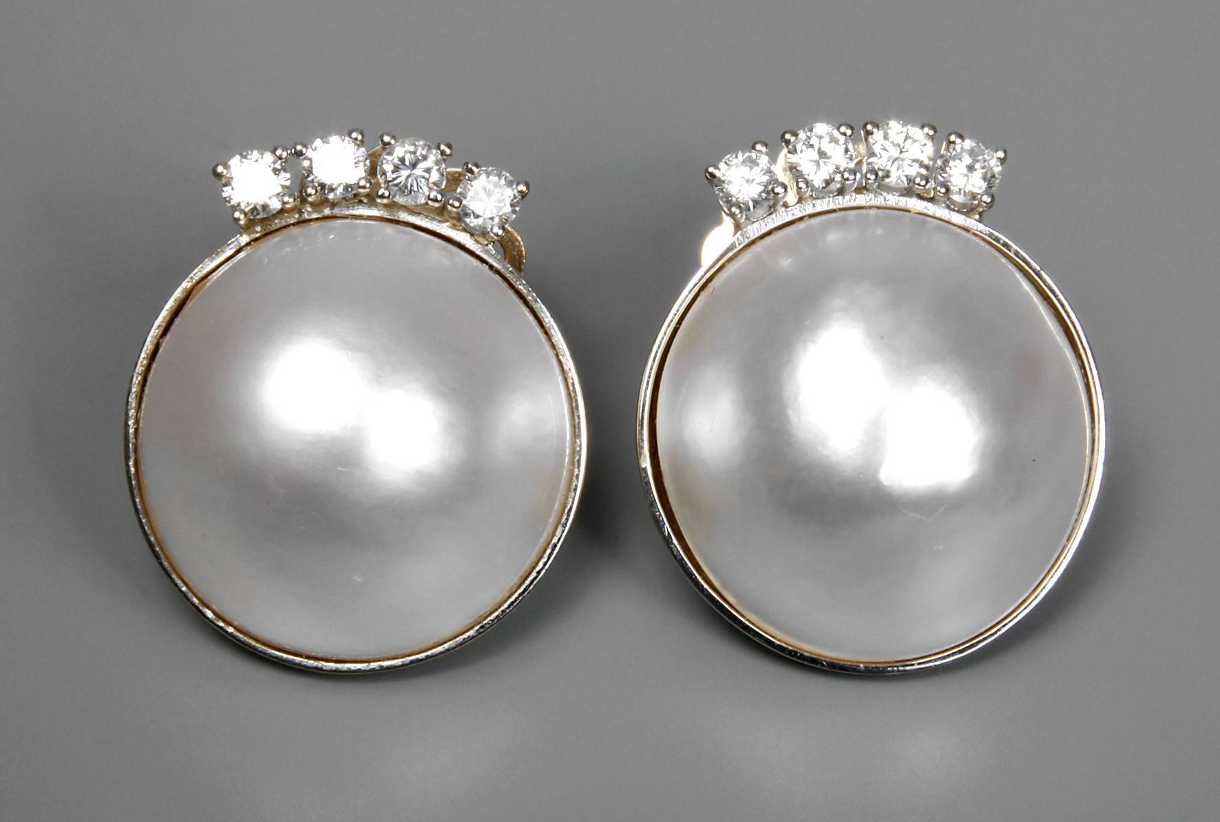 Paar Ohrstecker mit Brillanten und Mabe-Perlen