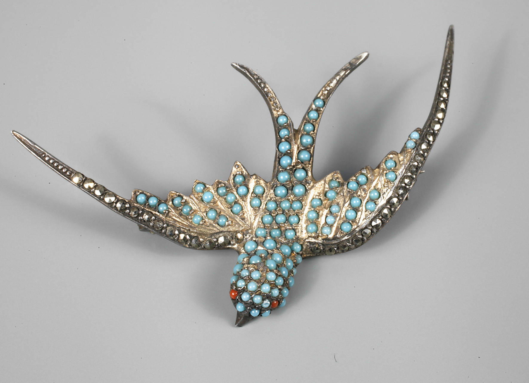 Brosche als Schwalbe mit Schmucksteinen