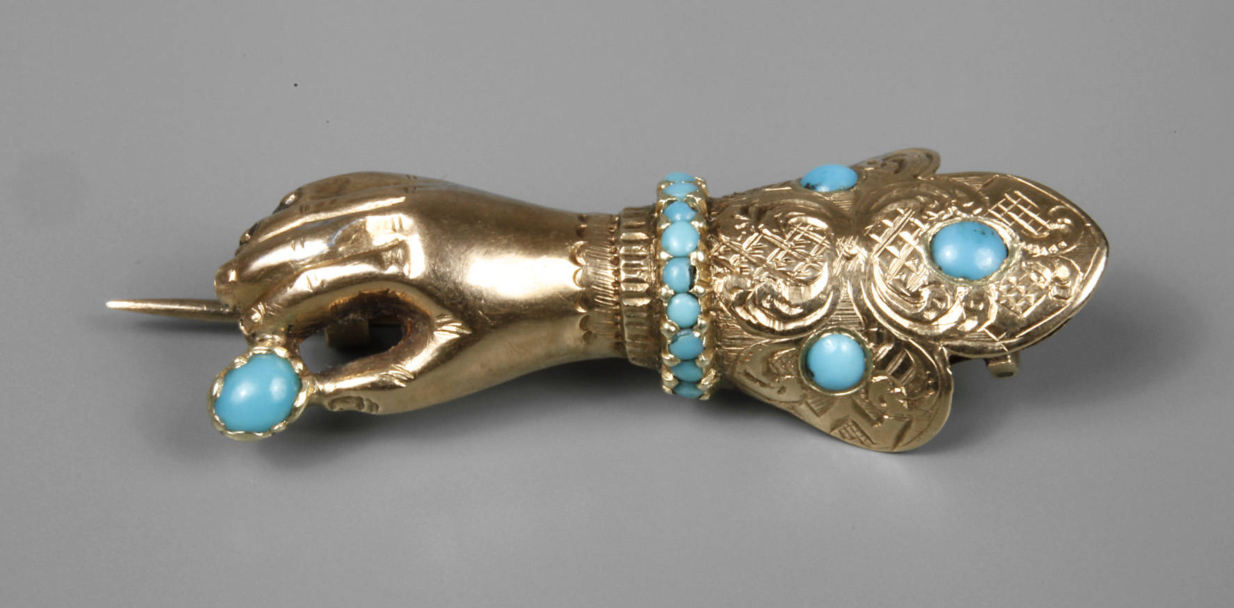 Brosche als Hand mit Türkisen