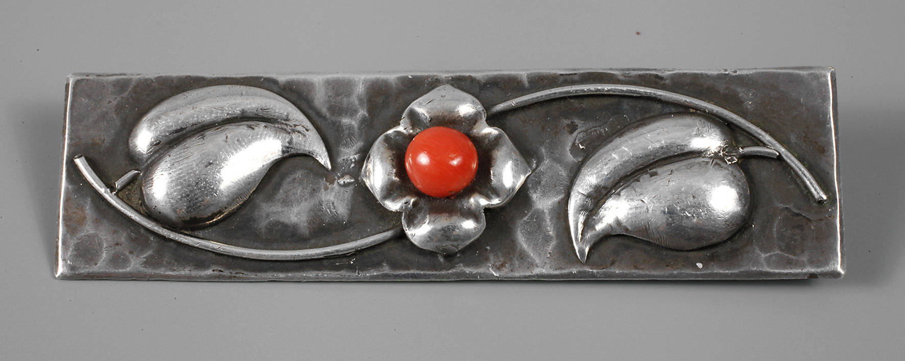 Brosche mit Korallenbesatz