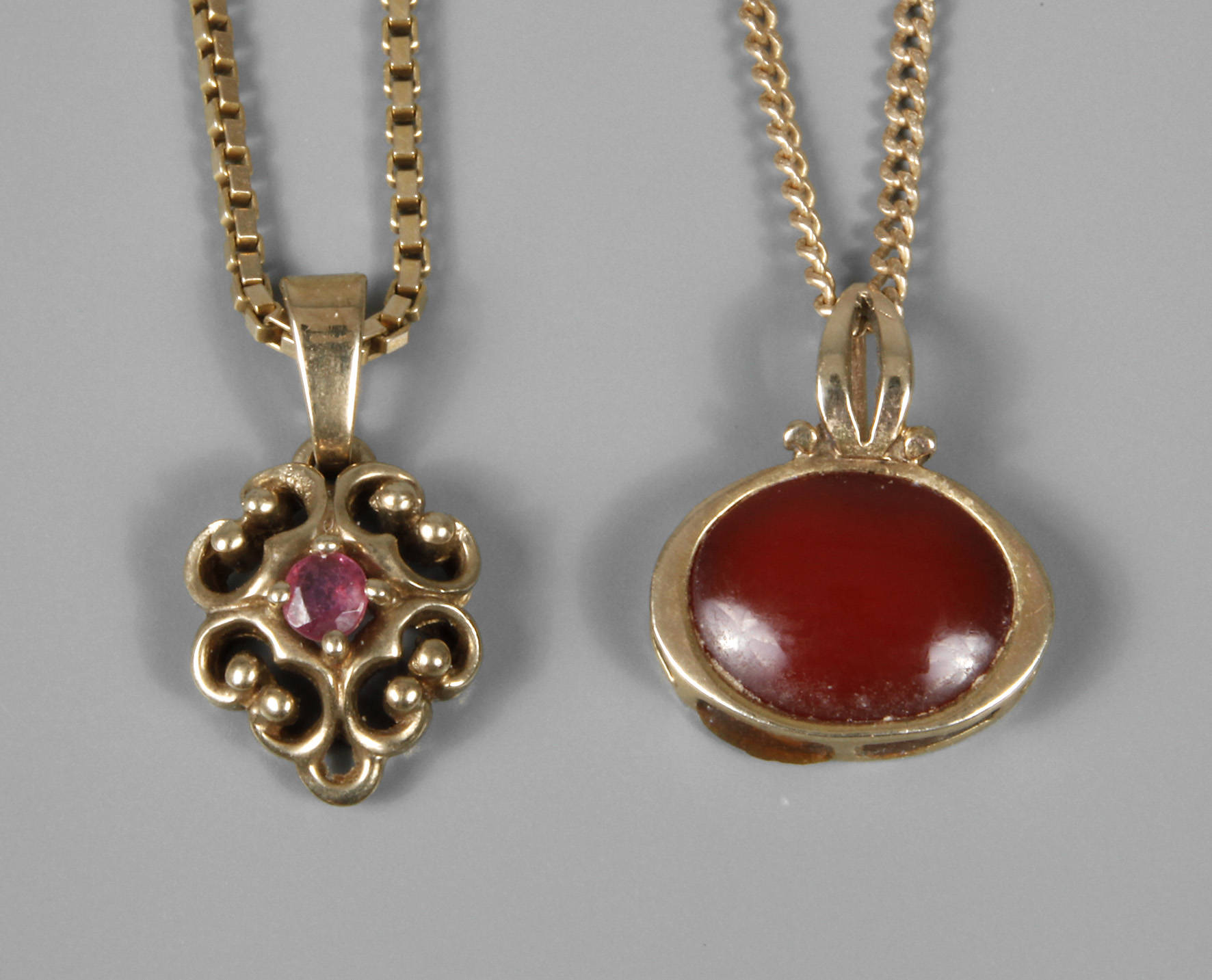 Zwei Anhänger mit Ketten