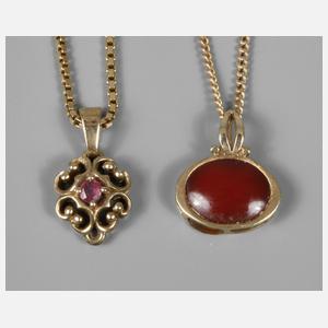 Zwei Anhänger mit Ketten