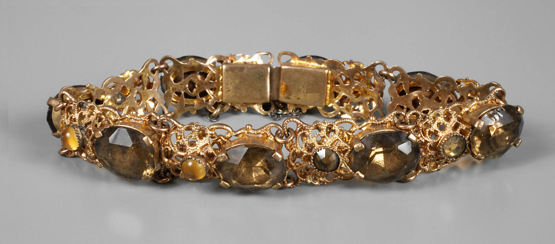 Armband mit Steinbesatz