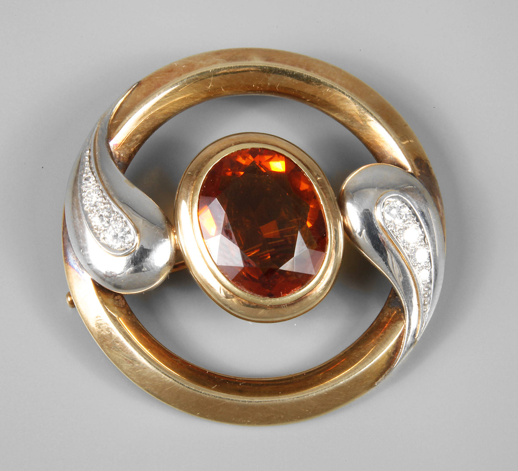 Brosche mit Madeira-Citrin und Brillanten