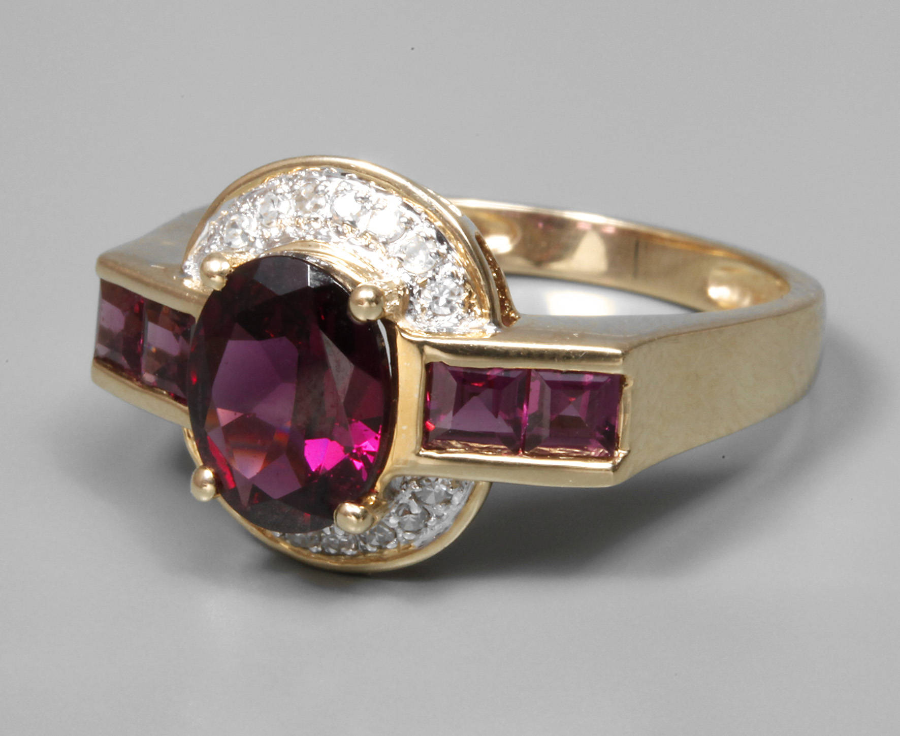 Damenring mit Rhodolithen und Diamanten