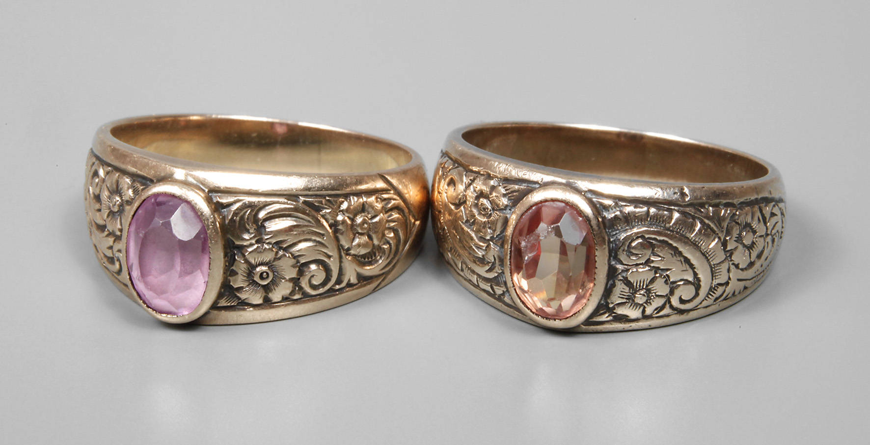 Zwei Goldringe mit Saphir