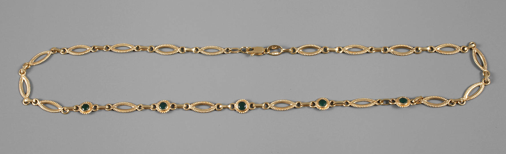 Schmuckkette mit Steinbesatz