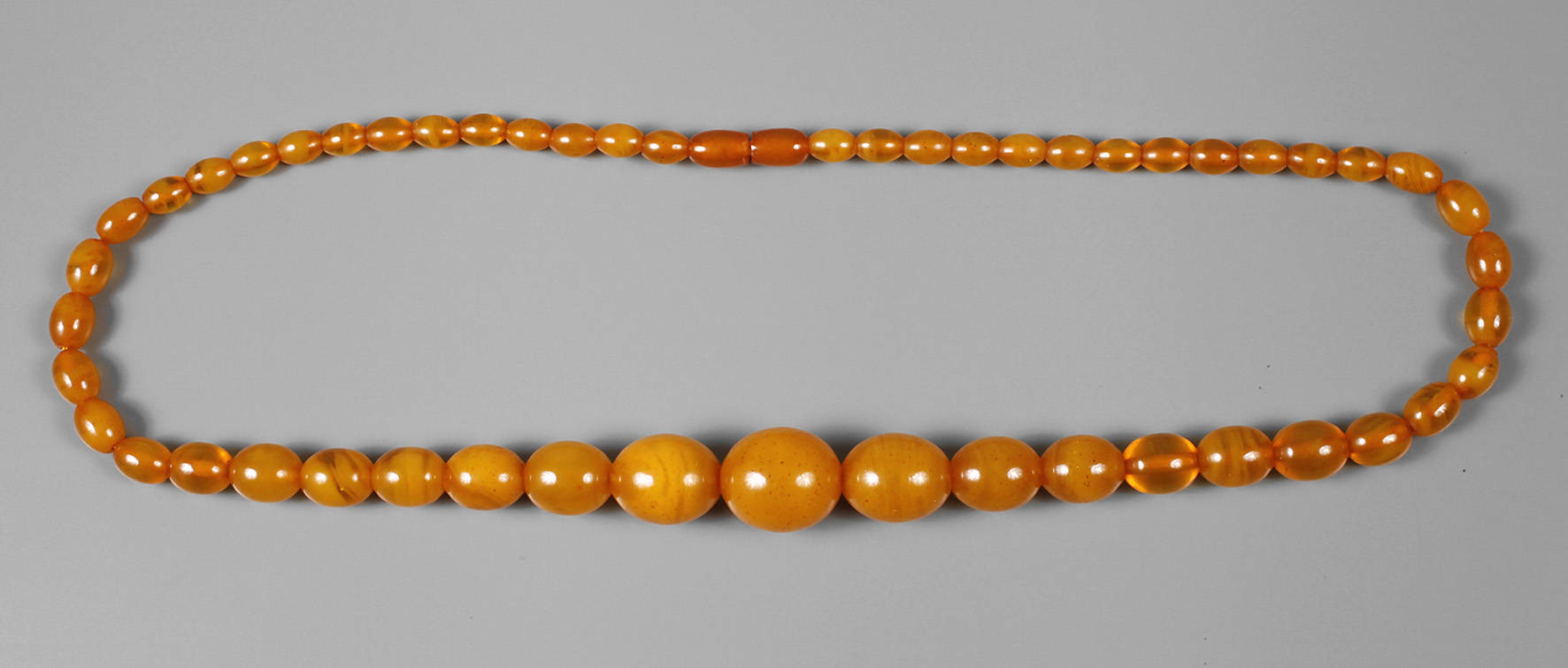 Collier aus Bernsteinimitat