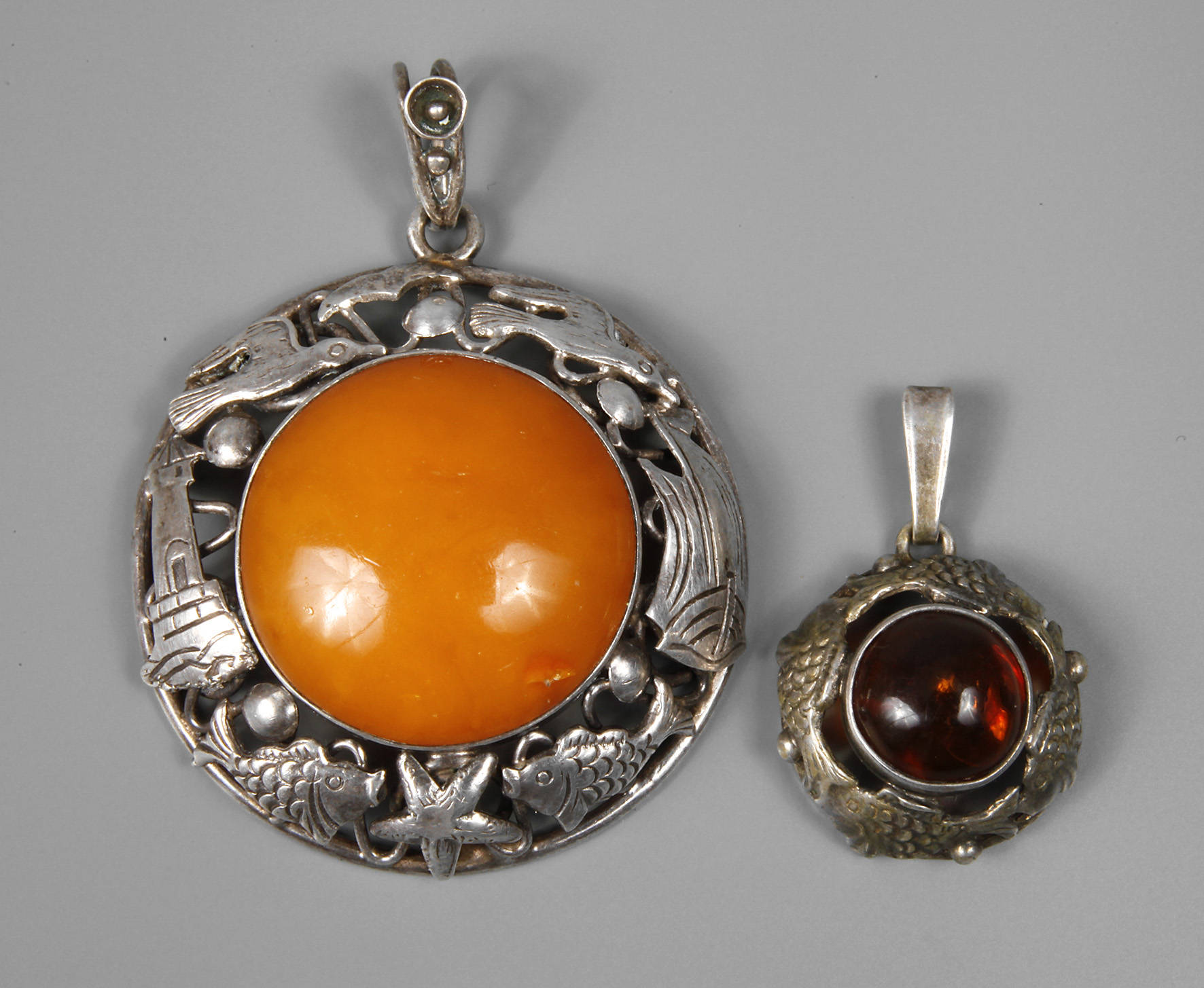Zwei Bernsteinanhänger Fischlandschmuck