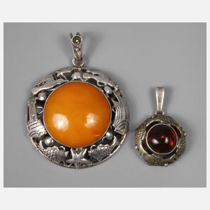 Zwei Bernsteinanhänger Fischlandschmuck