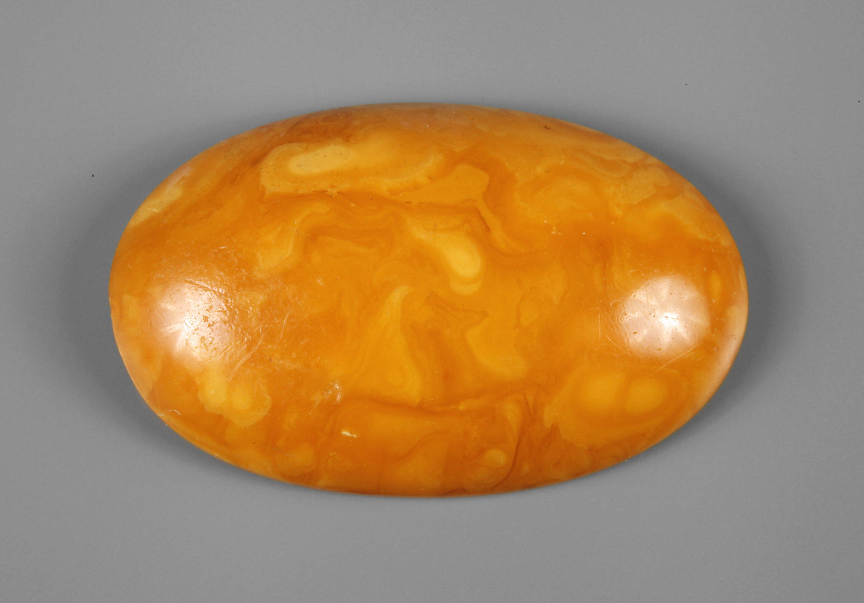 Oval geschliffener Bernstein