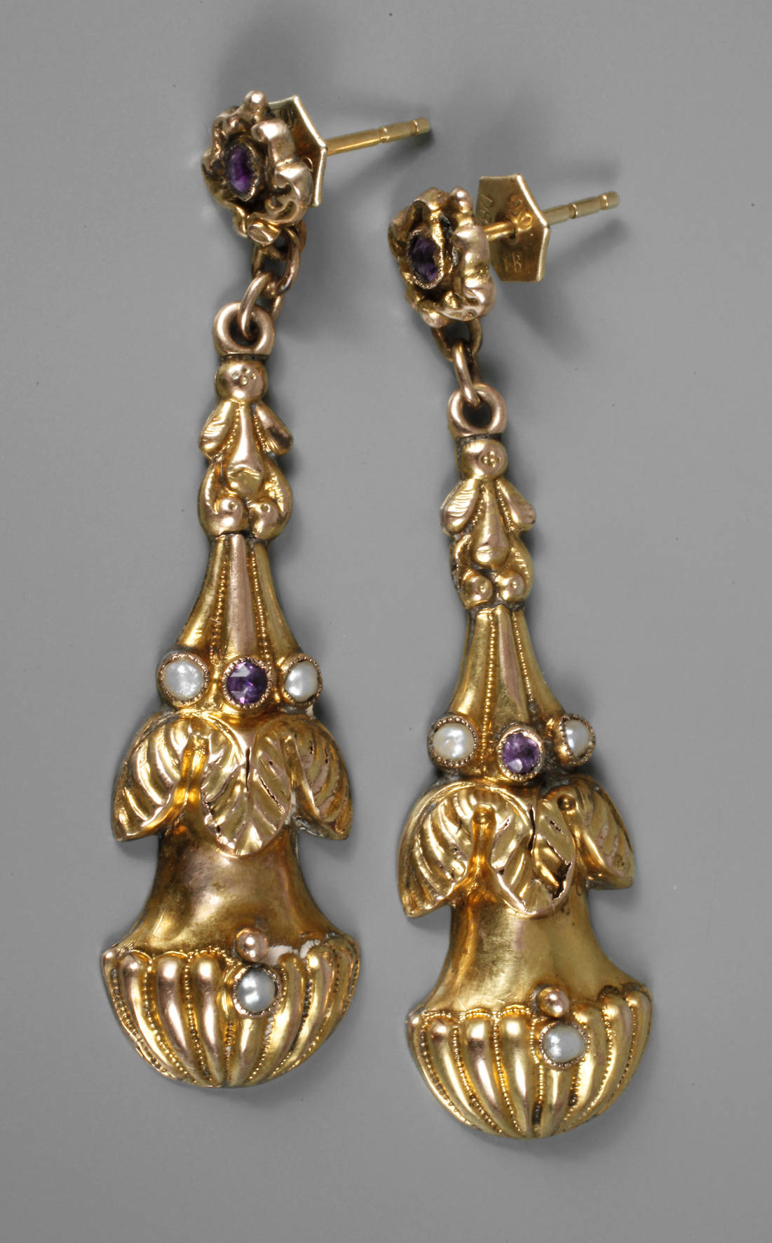 Paar Ohrhänger mit Perlen und Amethysten