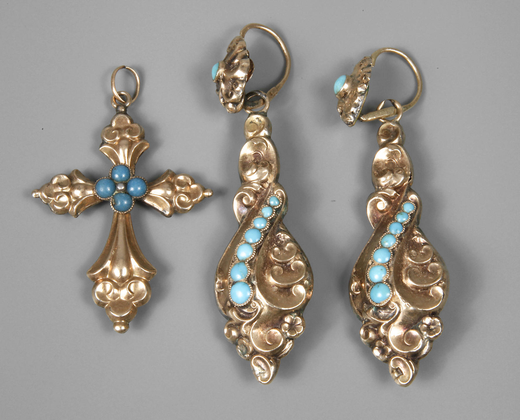 Paar Ohrhänger und Anhänger mit Türkisbesatz