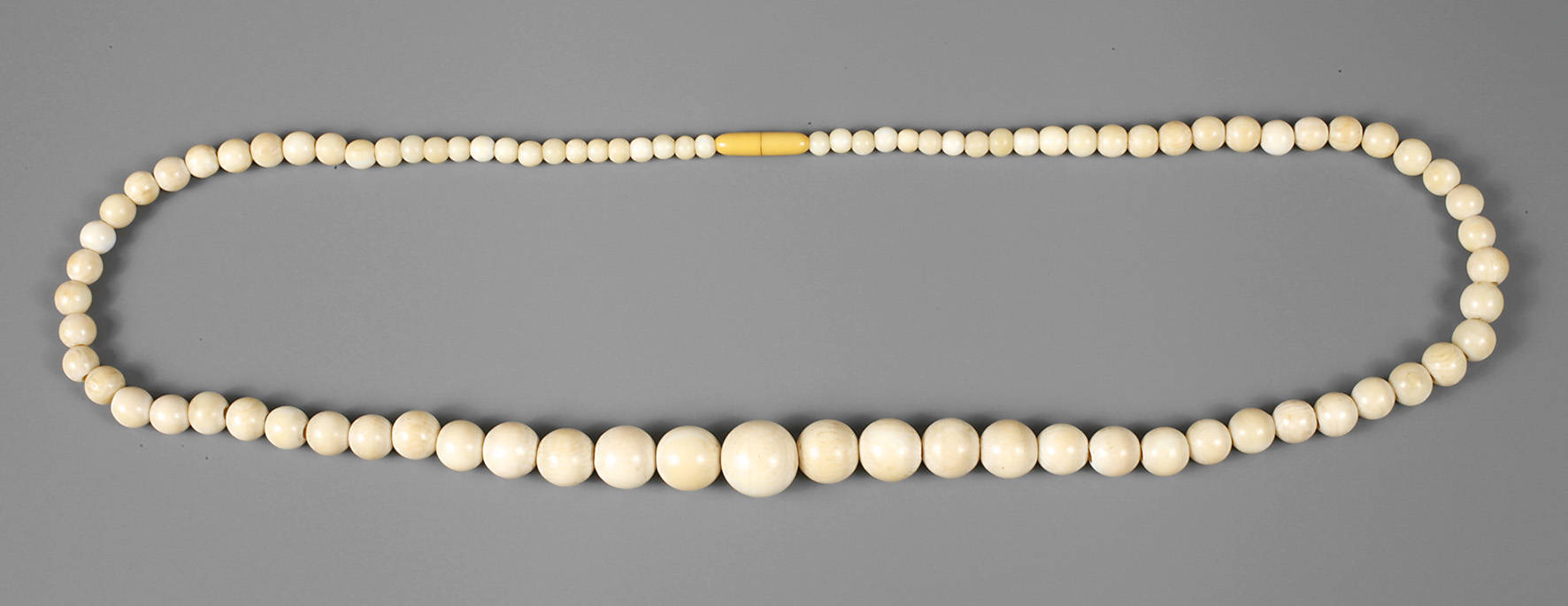 Langes Elfenbeincollier
