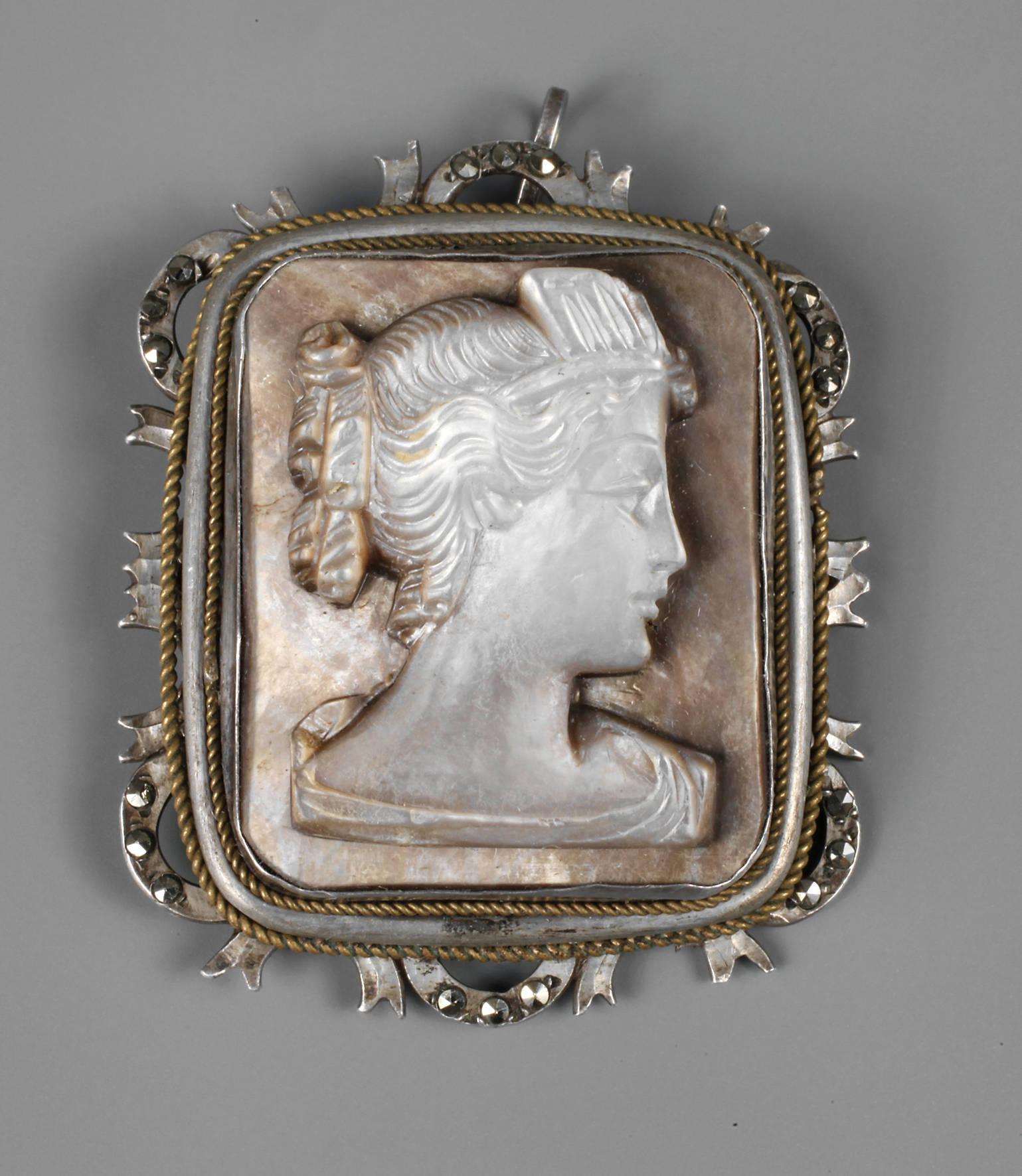 Anhänger mit Muschelcamée