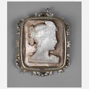 Anhänger mit Muschelcamée