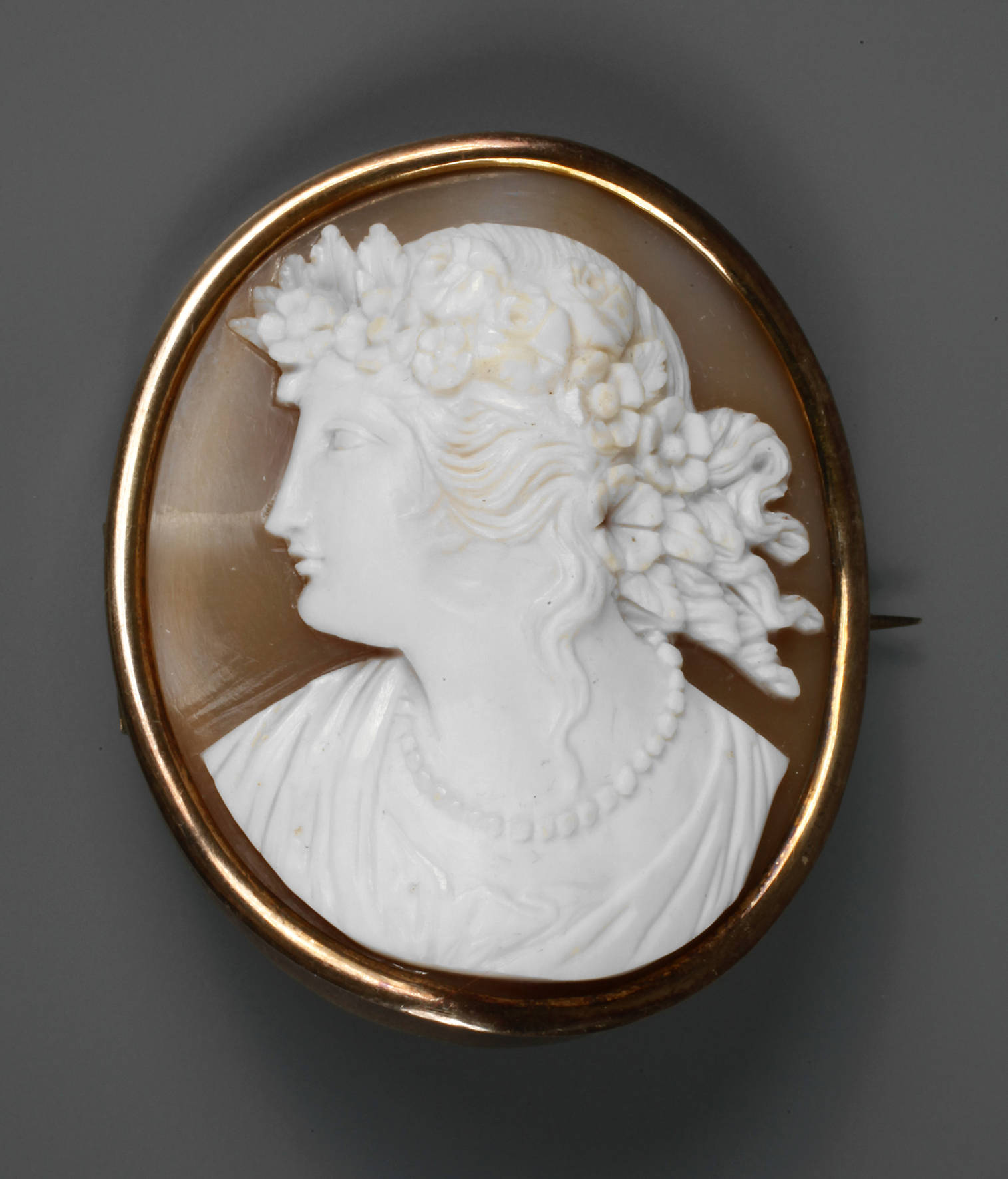 Brosche mit Muschelcamée