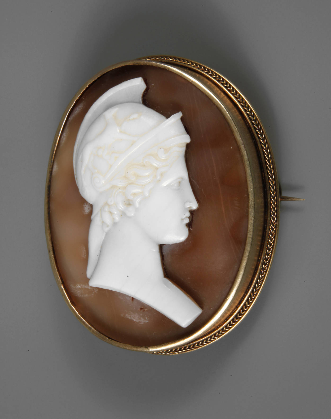 Brosche mit Muschelcamée