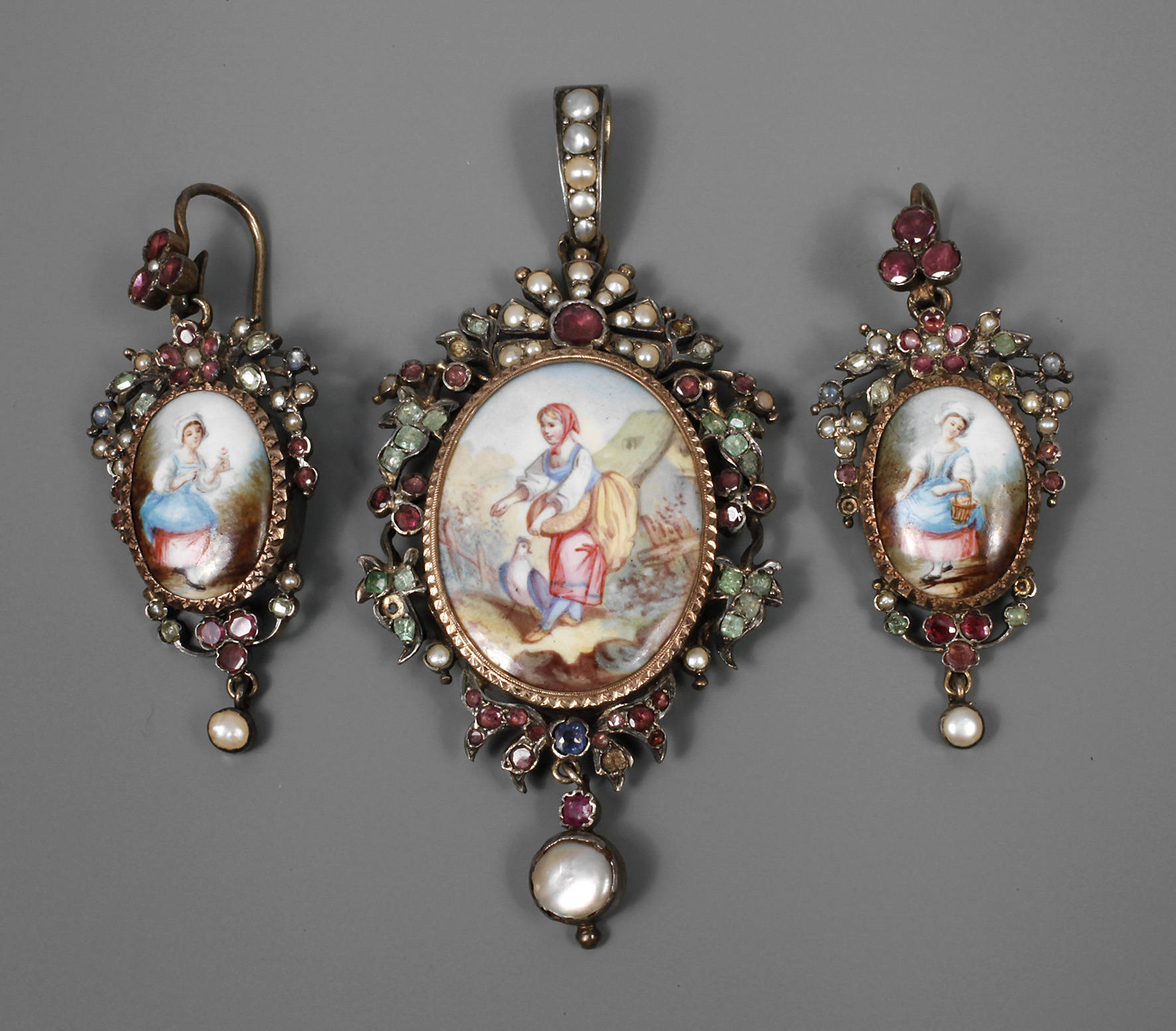 Feines Schmuckset mit Emailmalerei