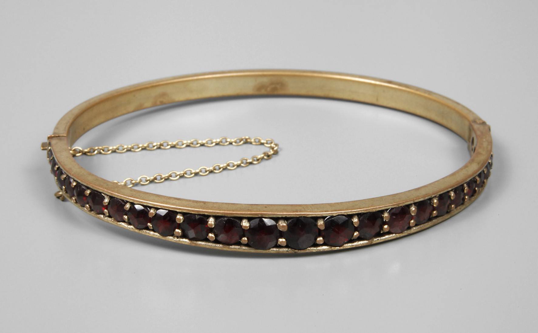 Armreif mit Granatbesatz