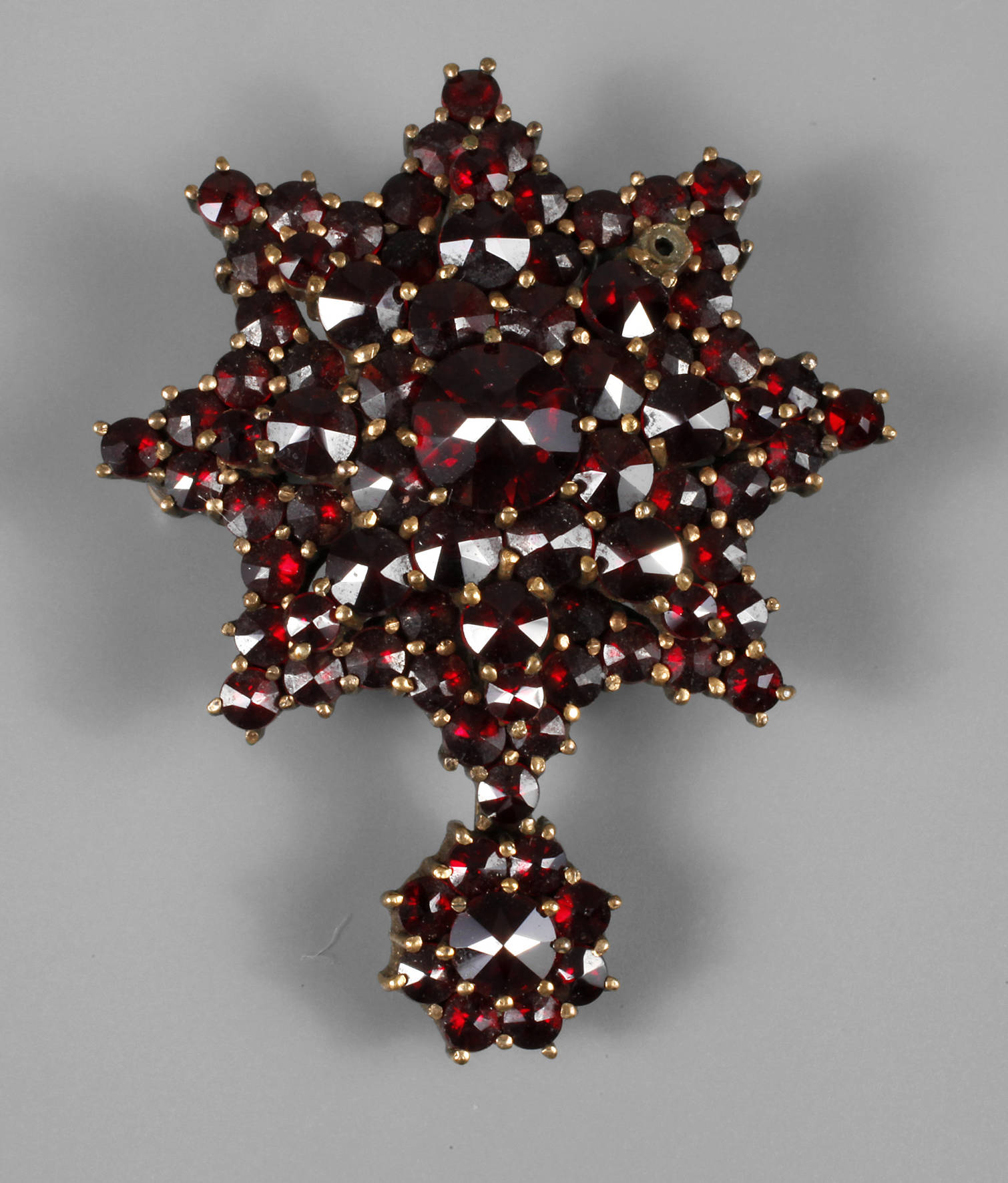 Sternförmige Brosche mit Granatbesatz
