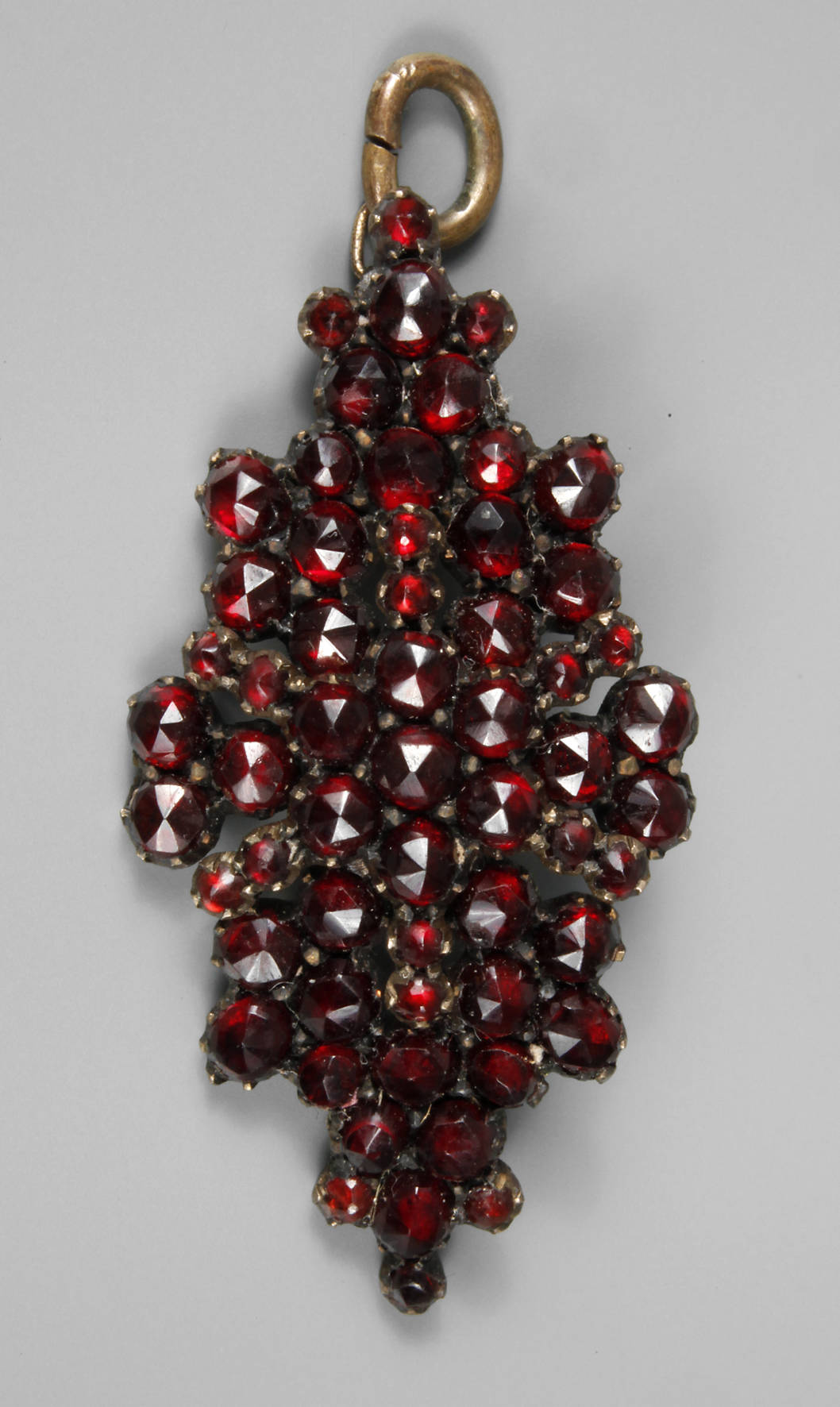 Anhänger mit Granatbesatz