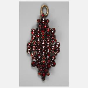 Anhänger mit Granatbesatz