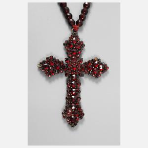 Kreuzanhänger an Kette mit Granatbesatz