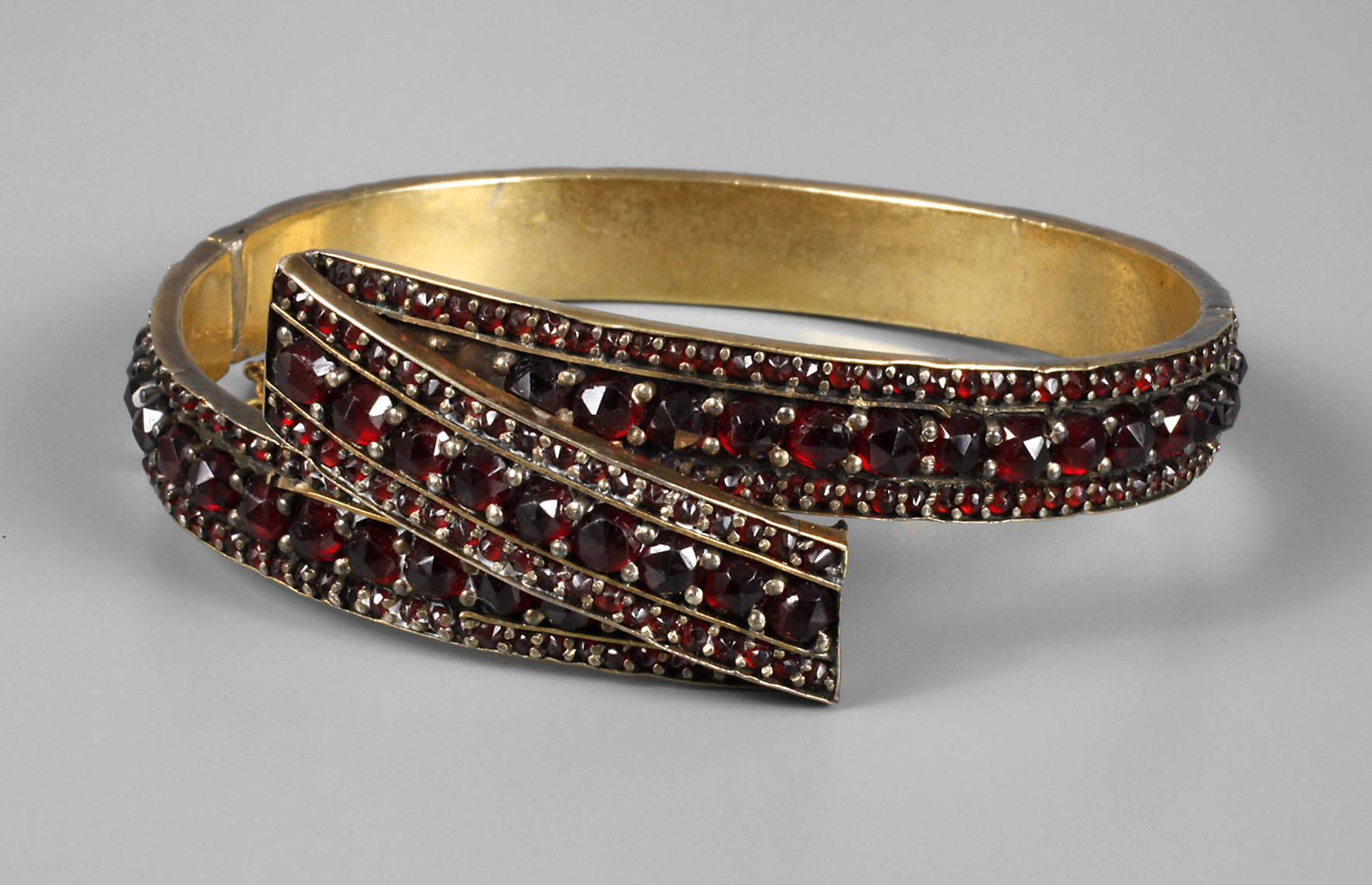 Armreif mit Granatbesatz