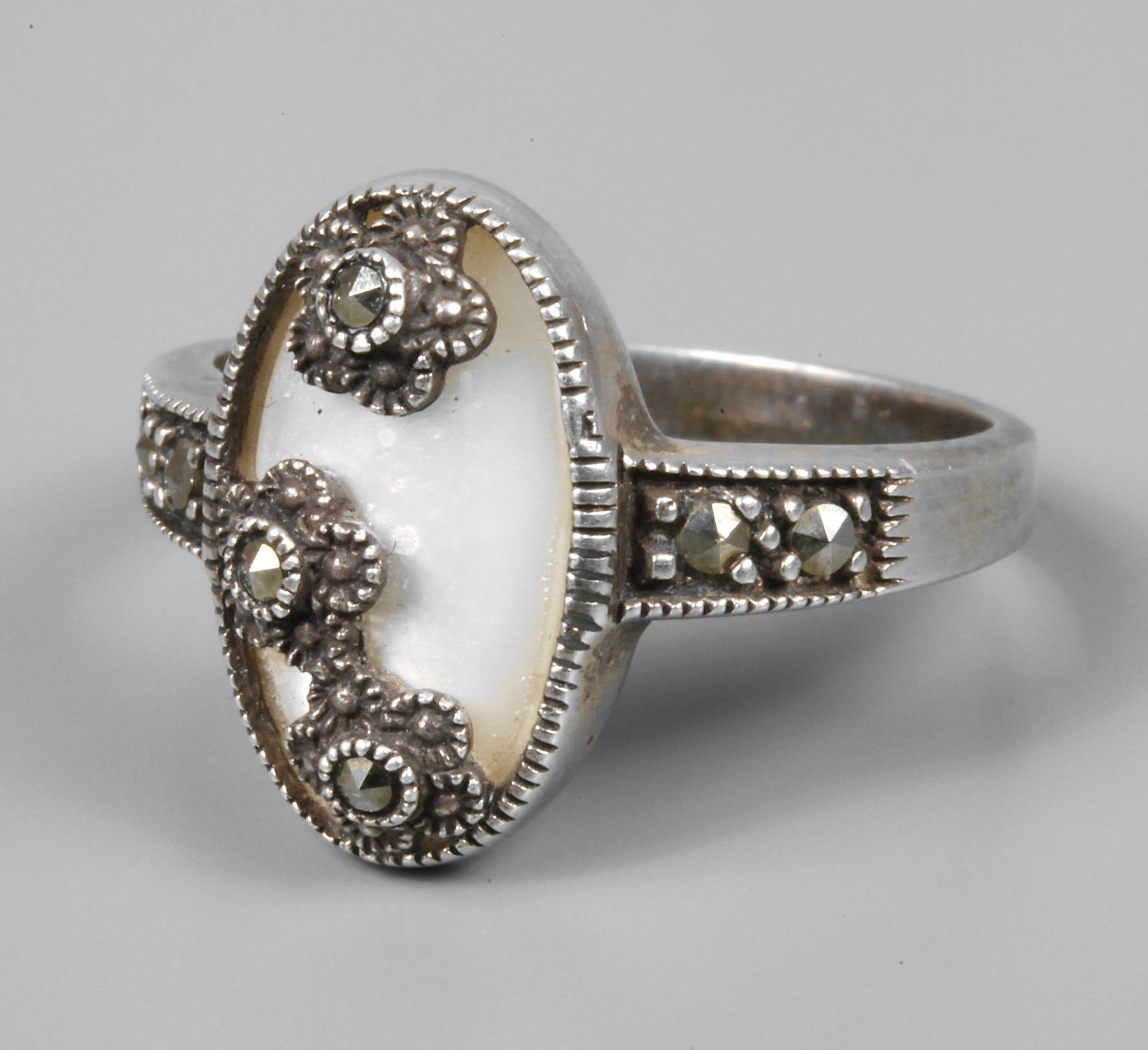 Damenring mit Markasiten und Perlmutt