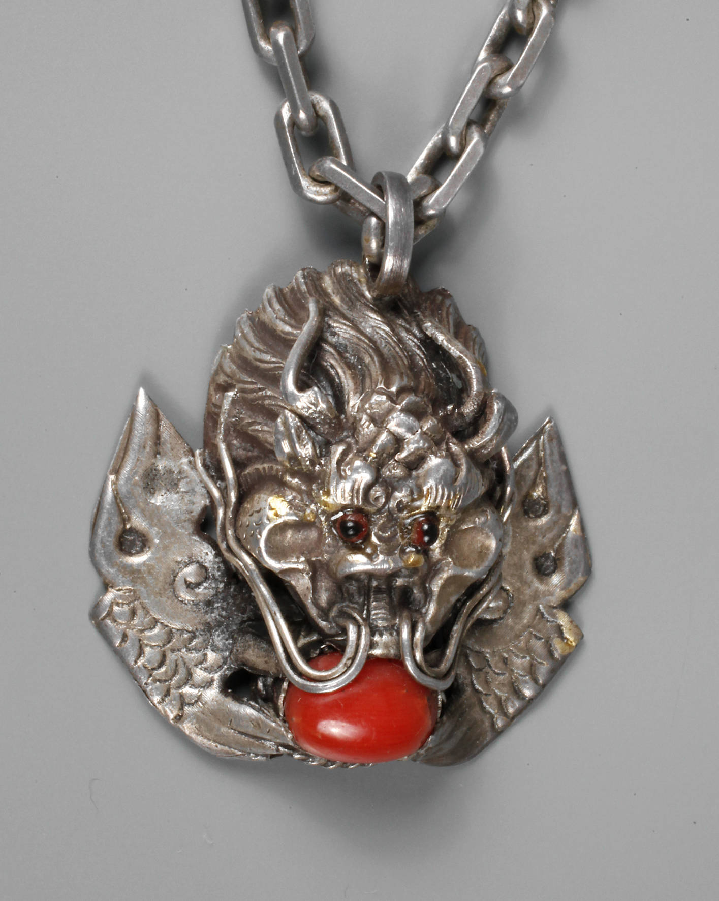 Anhänger als Drachenkopf an langer Silberkette