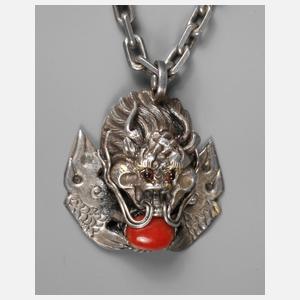 Anhänger als Drachenkopf an langer Silberkette