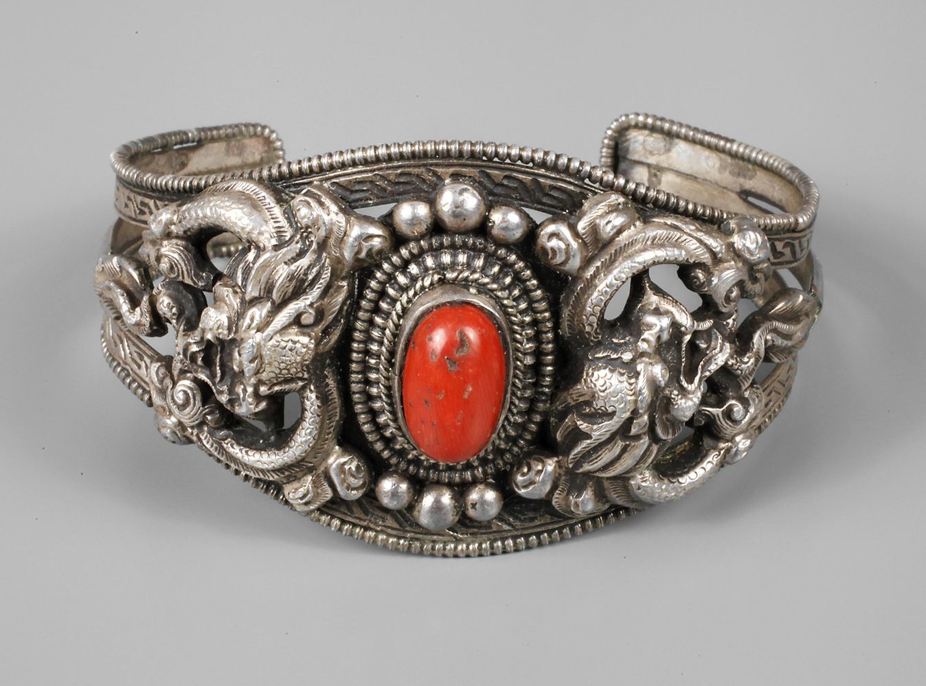 Armspange mit Koralle