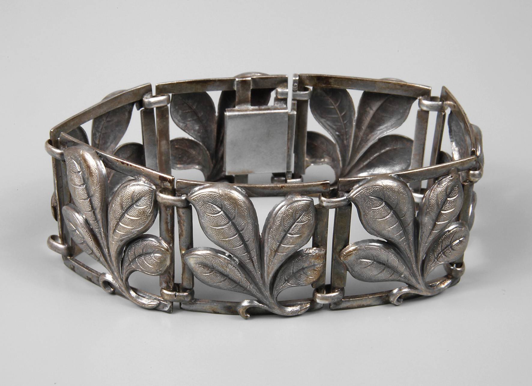 Breites Armband mit Blattdekor