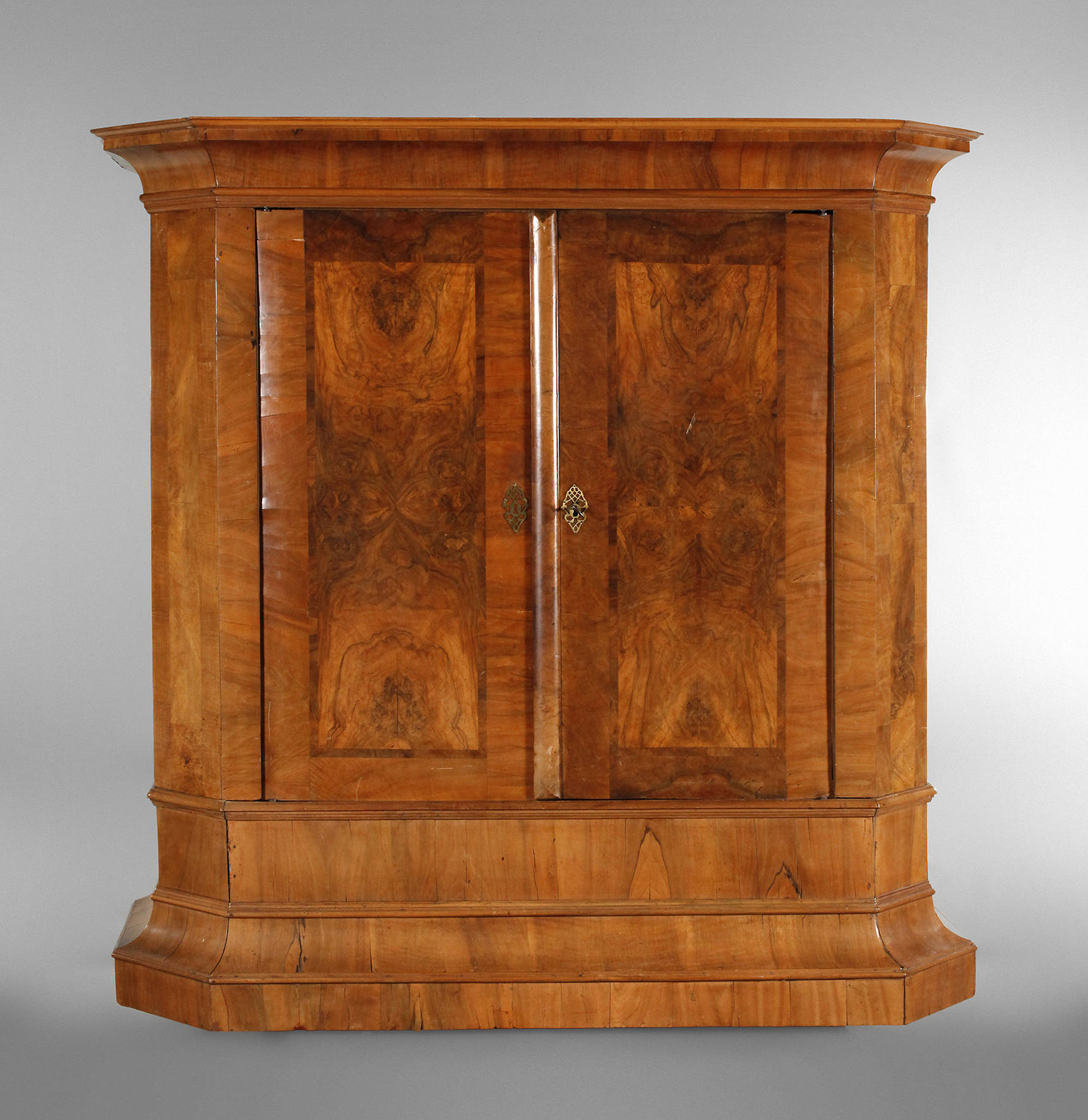 Großer barocker Hallenschrank