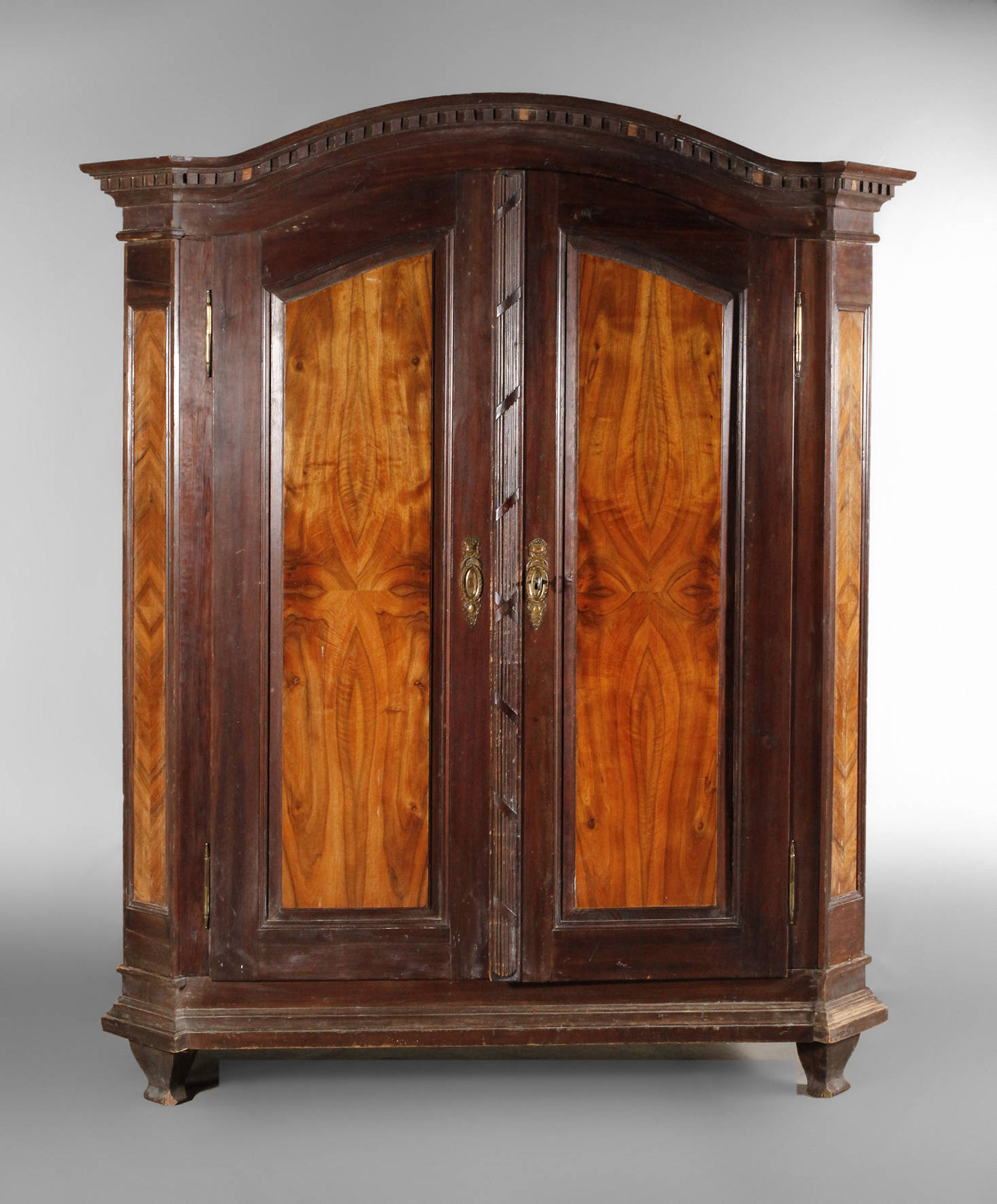 Klassizistischer Dielenschrank