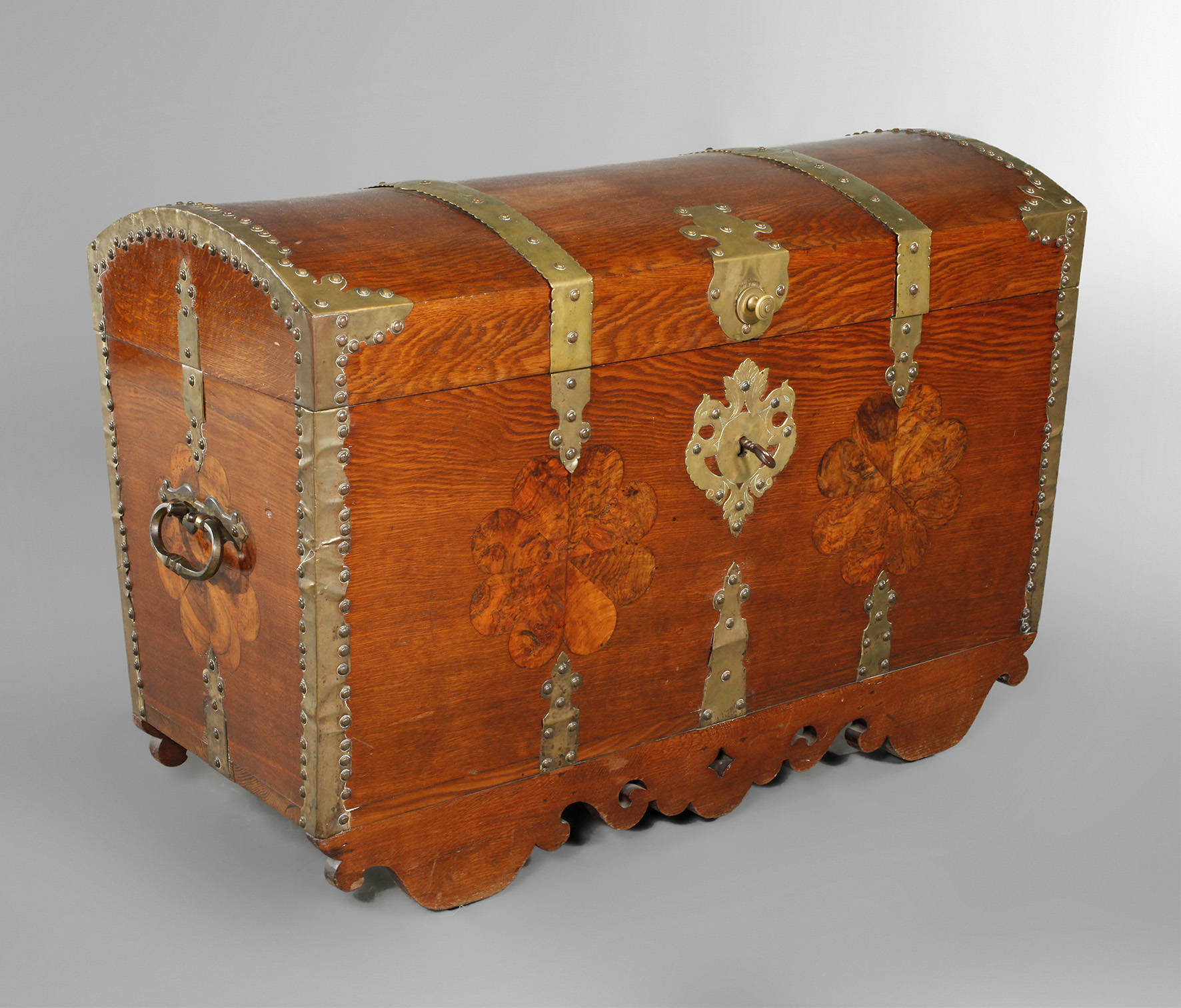 Große Runddeckeltruhe