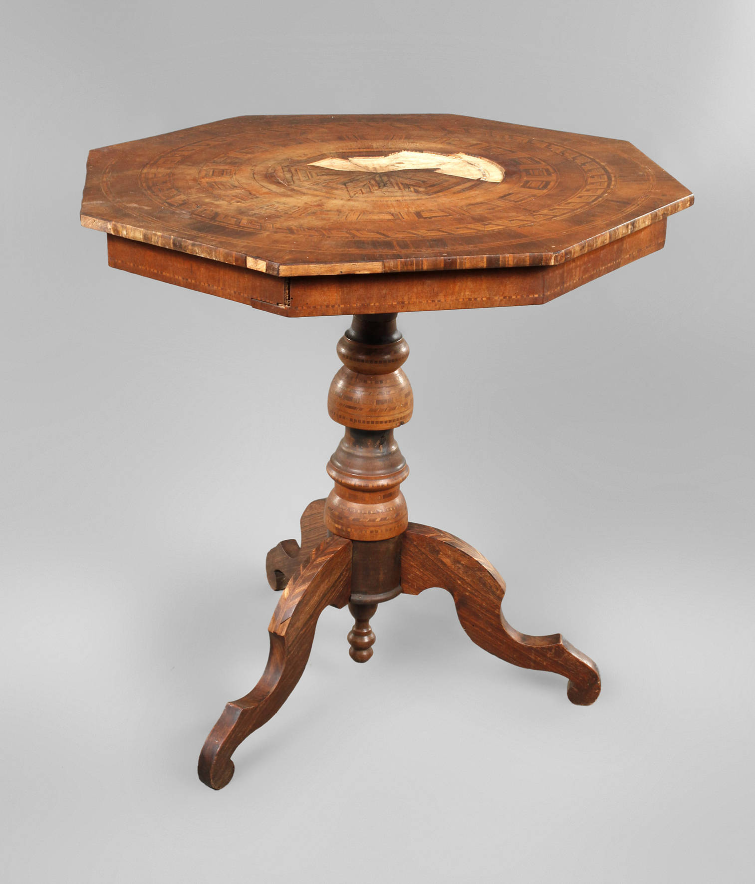 Intarsierter Rauchtisch