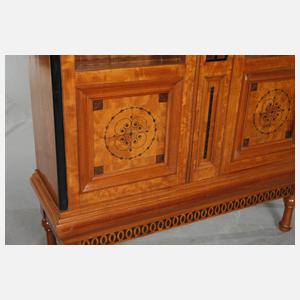 Vitrine im Biedermeierstil