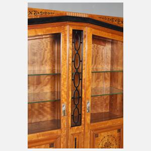 Vitrine im Biedermeierstil