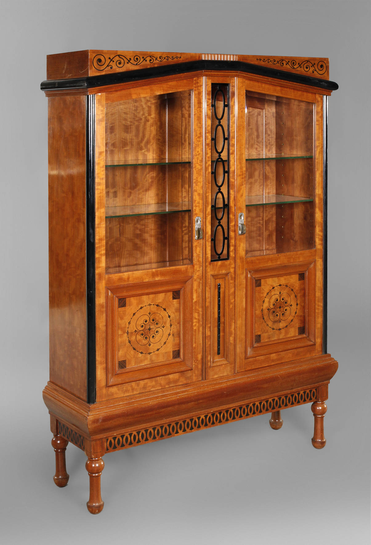 Vitrine im Biedermeierstil