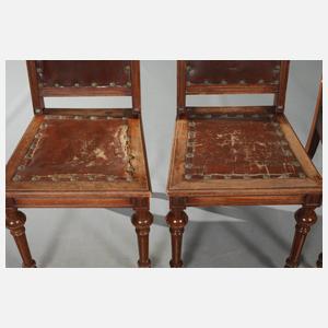 Auszugstisch und vier Stühle