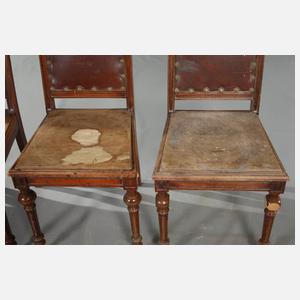 Auszugstisch und vier Stühle